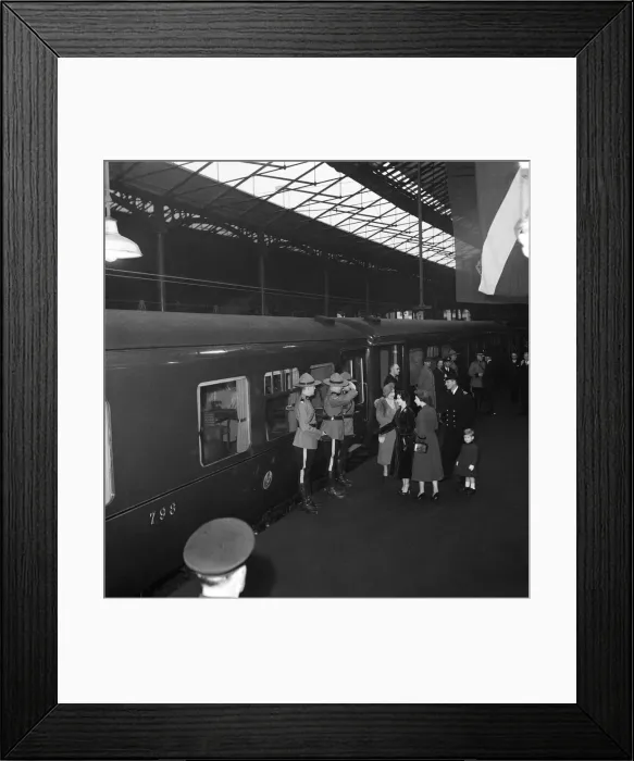 Framed Print : Princess Elizabeth and Prince Philip return home from the Royal Tour