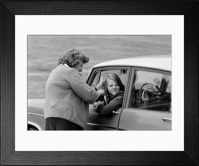 Framed Print : Jodie Foster on the set of Candleshoe'at Compton Wynyates house, Warwickshire Framed Print : Jodie Foster on the set of Candleshoe'at Compton Wynyates house, Warwickshire