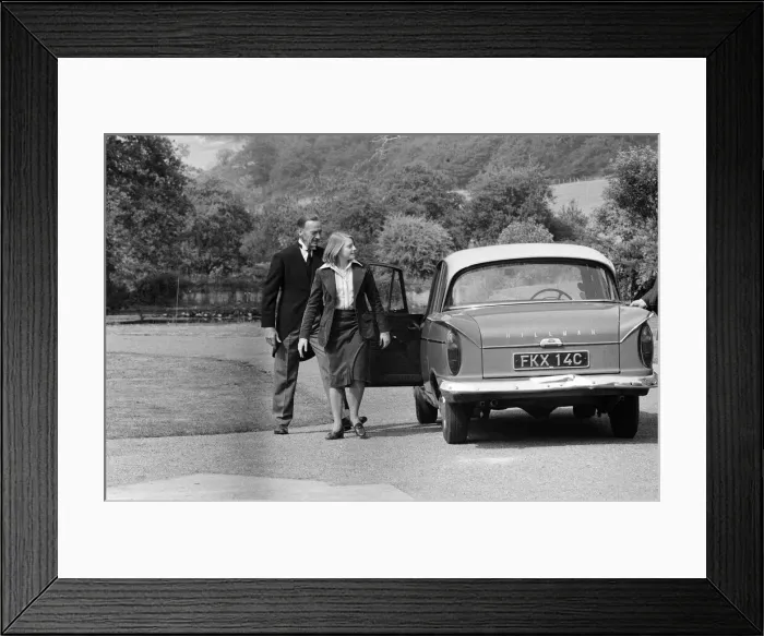 Framed Print : Jodie Foster on the set of Candleshoe'at Compton Wynyates house, Warwickshire Framed Print : Jodie Foster on the set of Candleshoe'at Compton Wynyates house, Warwickshire