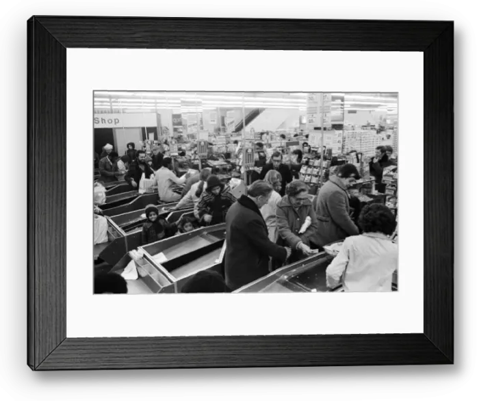 Framed Print : Scenes inside a Tesco supermarket. 5th January 1979 Framed Print : Scenes inside a Tesco supermarket. 5th January 1979