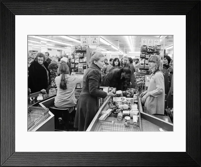 Framed Print : Scenes inside a Tesco supermarket. 5th January 1979 Framed Print : Scenes inside a Tesco supermarket. 5th January 1979