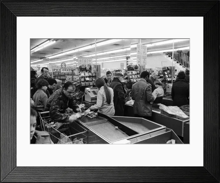 Framed Print : Scenes inside a Tesco supermarket. 5th January 1979 Framed Print : Scenes inside a Tesco supermarket. 5th January 1979
