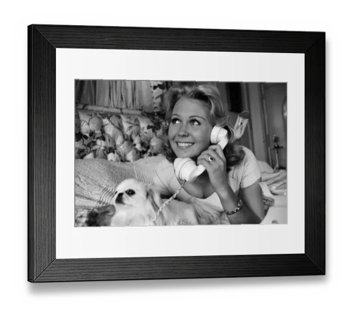 Framed Print : Actress Juliet Mills wearing her engagement ring. 10th August 1961 Framed Print : Actress Juliet Mills wearing her engagement ring. 10th August 1961
