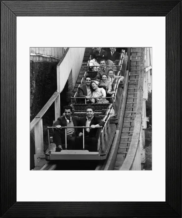 Framed Print : Hundreds of Whitsun trippers to Southend-on-Sea, Essex, found it too chilly Framed Print : Hundreds of Whitsun trippers to Southend-on-Sea, Essex, found it too chilly