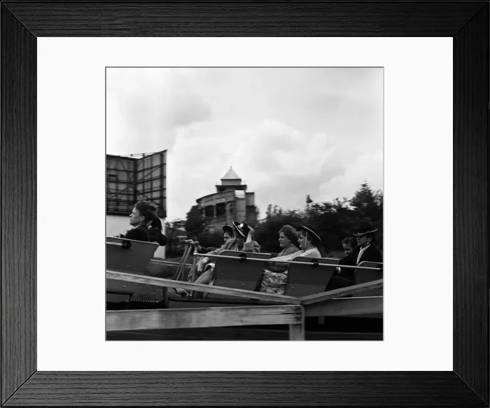 Framed Print : Hundreds of Whitsun trippers to Southend-on-Sea, Essex, found it too chilly Framed Print : Hundreds of Whitsun trippers to Southend-on-Sea, Essex, found it too chilly