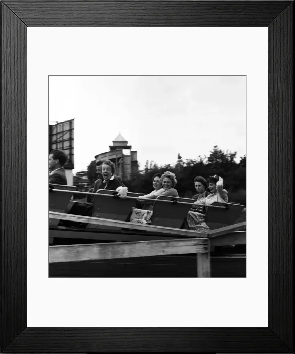 Framed Print : Hundreds of Whitsun trippers to Southend-on-Sea, Essex, found it too chilly Framed Print : Hundreds of Whitsun trippers to Southend-on-Sea, Essex, found it too chilly
