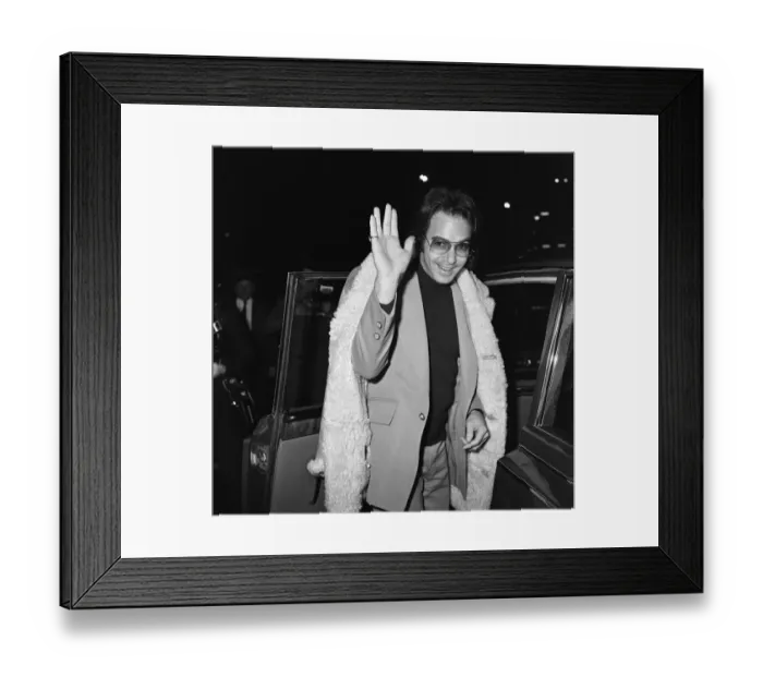 Framed Print : Singer Neil Diamond arrives at Heathrow airport to appear in the Shirley Bassey Christmas
