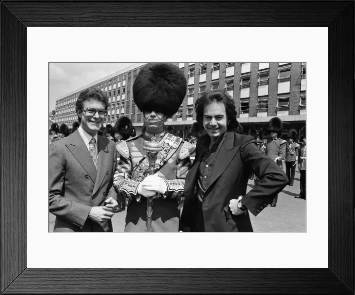Framed Print : Entertainer Neil Diamond and Lord Tavistock present a cheque to the 2nd Battalion Framed Print : Entertainer Neil Diamond and Lord Tavistock present a cheque to the 2nd Battalion