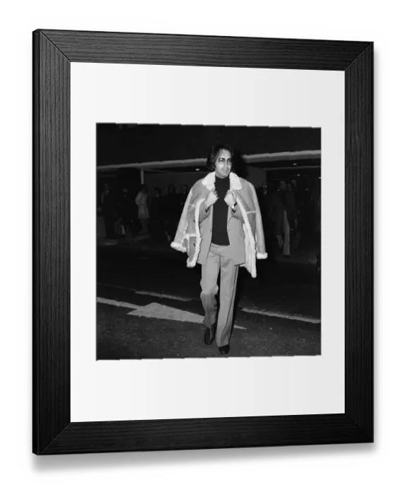 Framed Print : Singer Neil Diamond arrives at Heathrow airport to appear in the Shirley Bassey Christmas