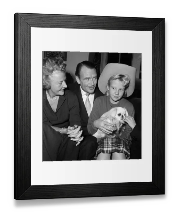 Framed Print : Actor John Mills at home with his wife Mary Hayley Bell and their daughter Hayley Framed Print : Actor John Mills at home with his wife Mary Hayley Bell and their daughter Hayley