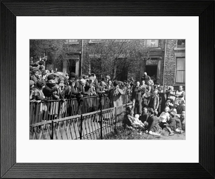 Framed Print : Prince of Wales visits the Rye Hill area of Newcastle, 1932 Duke of Windsor Framed Print : Prince of Wales visits the Rye Hill area of Newcastle, 1932 Duke of Windsor