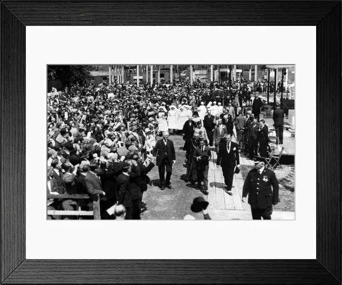 Framed Print : King Edward VIII - Abdicated 10 December 1936 then became the Duke of Windsor Framed Print : King Edward VIII - Abdicated 10 December 1936 then became the Duke of Windsor
