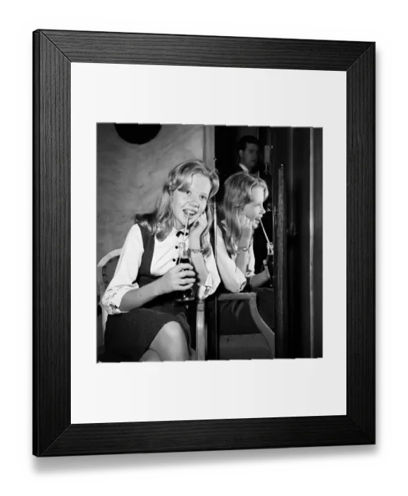 Framed Print : Britains premier show business family, The Mills, have returned to London after four Framed Print : Britains premier show business family, The Mills, have returned to London after four