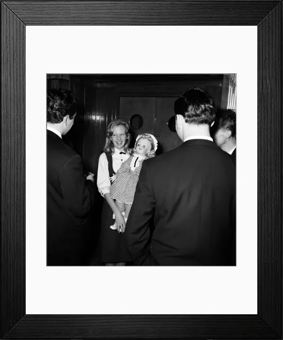 Framed Print : Britains premier show business family, The Mills, have returned to London after four Framed Print : Britains premier show business family, The Mills, have returned to London after four