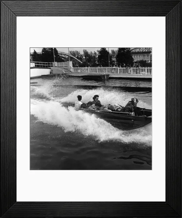 Framed Print : Hundreds of Whitsun trippers to Southend-on-Sea, Essex, found it too chilly Framed Print : Hundreds of Whitsun trippers to Southend-on-Sea, Essex, found it too chilly