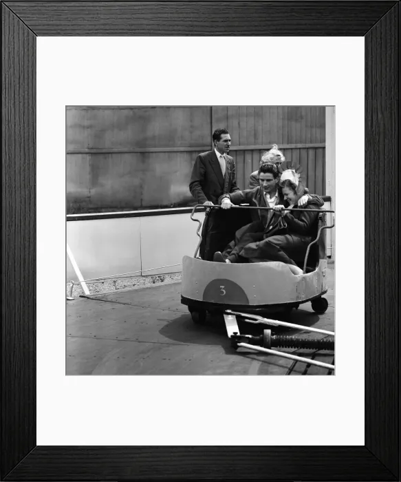 Framed Print : Hundreds of Whitsun trippers to Southend-on-Sea, Essex, found it too chilly Framed Print : Hundreds of Whitsun trippers to Southend-on-Sea, Essex, found it too chilly