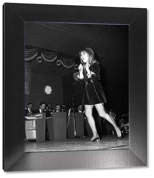Lulu Feb 1968 performing at Luton night club A©Mirrorpix