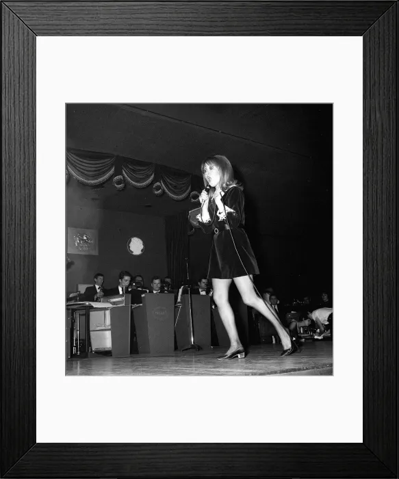 Framed Print : Lulu Feb 1968 performing at Luton night club A©Mirrorpix