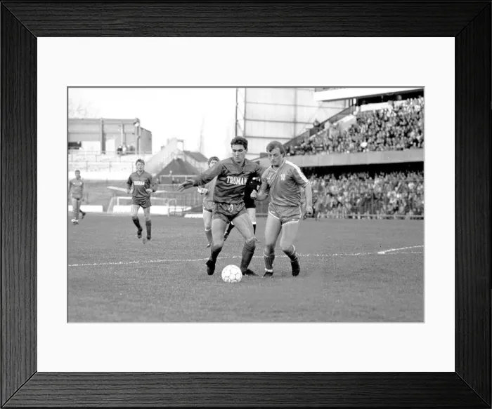 Framed Print : Sport - Football Division I - Chelsea versus Wimbledon Framed Print : Sport - Football Division I - Chelsea versus Wimbledon