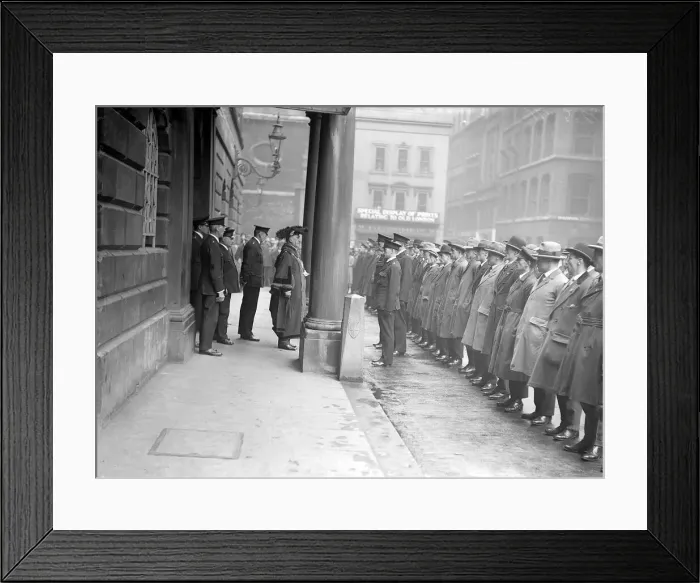 Framed Print : General Strike Scene May 1926 Lord Mayor of London Sir W Pryke addresing city Framed Print : General Strike Scene May 1926 Lord Mayor of London Sir W Pryke addresing city