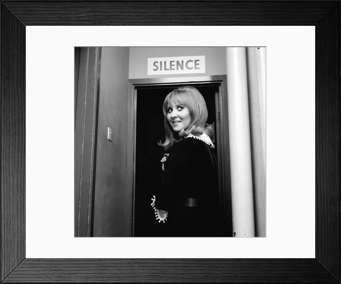 Framed Print : Lulu at Luton Feb 1968 A©Mirrorpix Framed Print : Lulu at Luton Feb 1968 A©Mirrorpix