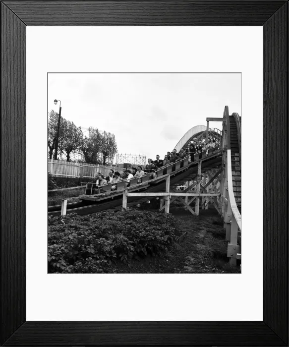 Framed Print : Hundreds of Whitsun trippers to Southend-on-Sea, Essex, found it too chilly Framed Print : Hundreds of Whitsun trippers to Southend-on-Sea, Essex, found it too chilly