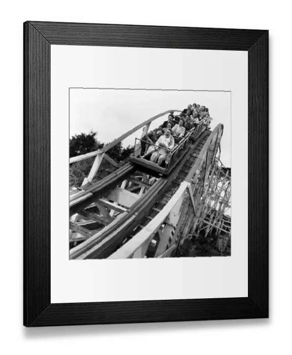 Framed Print : Hundreds of Whitsun trippers to Southend-on-Sea, Essex, found it too chilly Framed Print : Hundreds of Whitsun trippers to Southend-on-Sea, Essex, found it too chilly