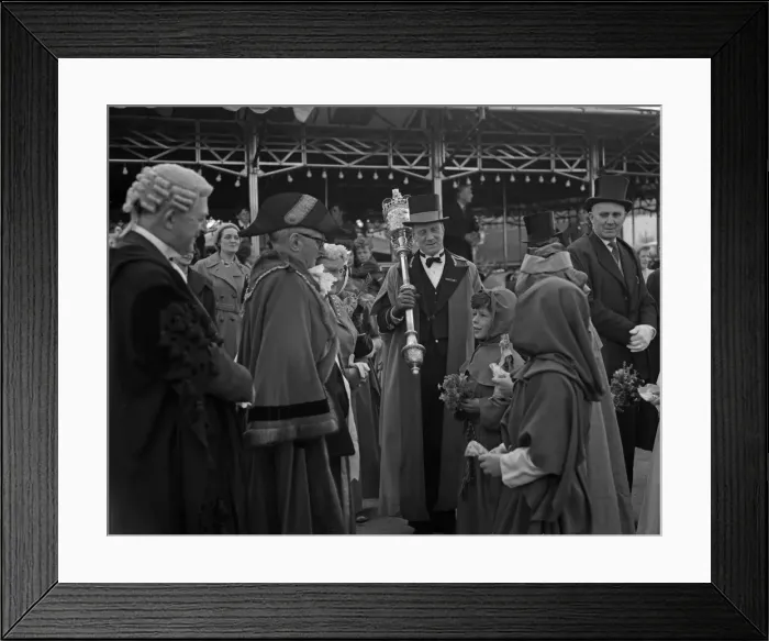 Framed Print : Cambridge mayor Leonard D. V. Wordingham presents a small bag of pennies to two children Framed Print : Cambridge mayor Leonard D. V. Wordingham presents a small bag of pennies to two children