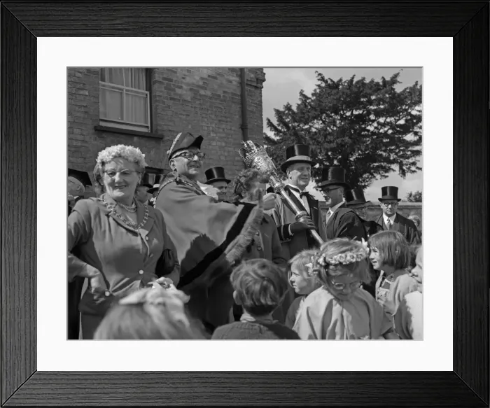 Framed Print : Cambridge mayor Leonard D. V. Wordingham throws pennies to the children at the Reach Framed Print : Cambridge mayor Leonard D. V. Wordingham throws pennies to the children at the Reach