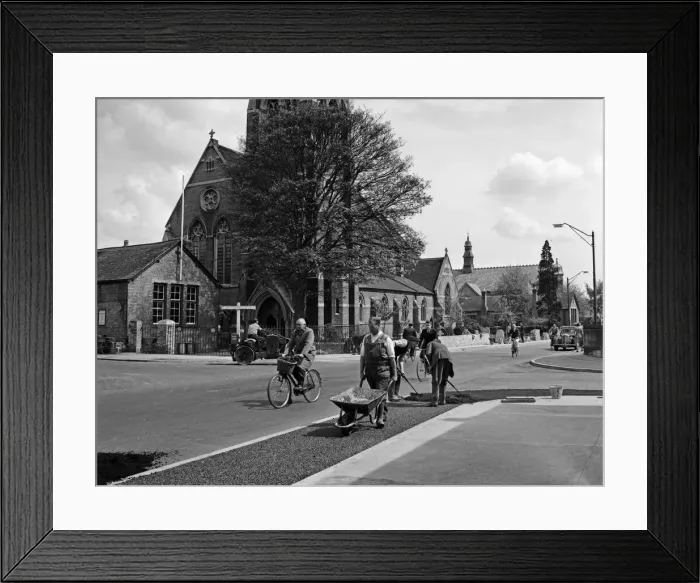 Framed Print : Council workman laying a new footpath during the alterations to Victoria Road, Cambridge Framed Print : Council workman laying a new footpath during the alterations to Victoria Road, Cambridge