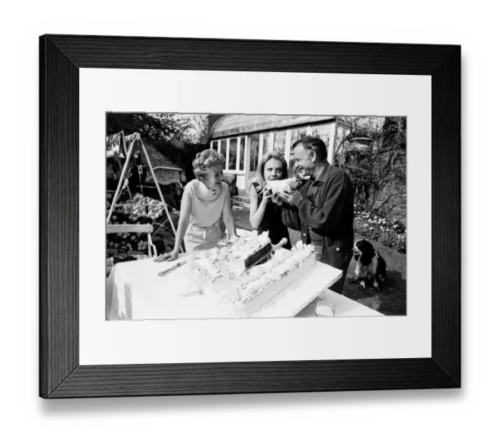 Framed Print : Hayley Mills celebrates her 21st birthday at her parents home at Richmond Hill, Surrey Framed Print : Hayley Mills celebrates her 21st birthday at her parents home at Richmond Hill, Surrey