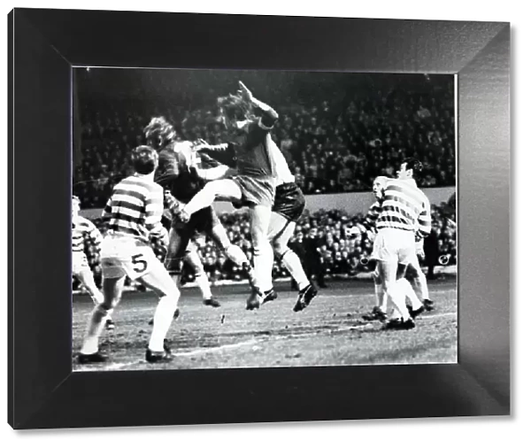 EQI CELTIC VERSUS AJAX MARCH 1971 BILLY MCNEILL COMES UP FOR A CORNER KICK AS