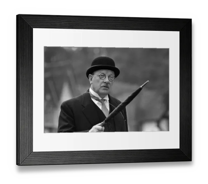 Framed Print : Arthur Lowe as Captain Mainwaring during the filming of the Dad