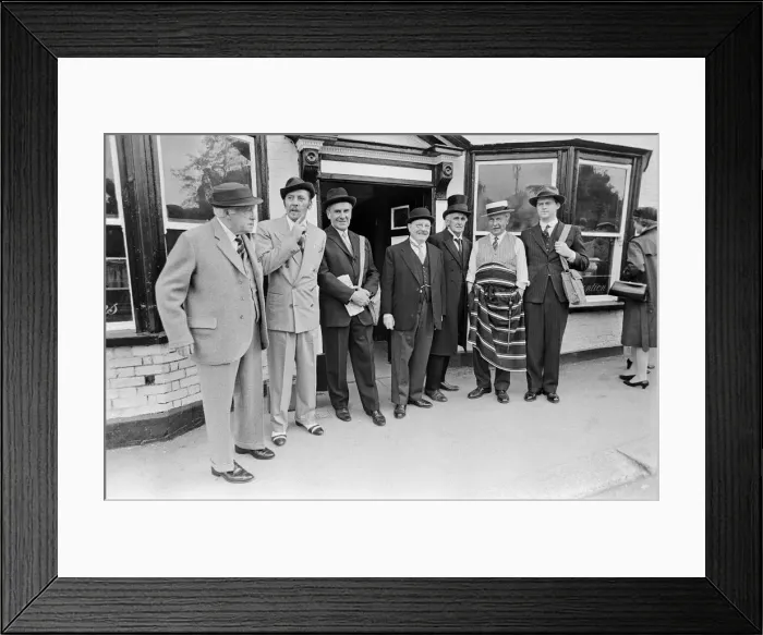 Framed Print : Arthur Lowe (centre) as Captain Mainwaring during the filming of the Dad Framed Print : Arthur Lowe (centre) as Captain Mainwaring during the filming of the Dad