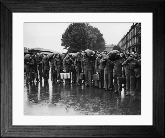Framed Print : The 31st continent of Newfoundland militia volunteers arrive in London from Canada via a Framed Print : The 31st continent of Newfoundland militia volunteers arrive in London from Canada via a
