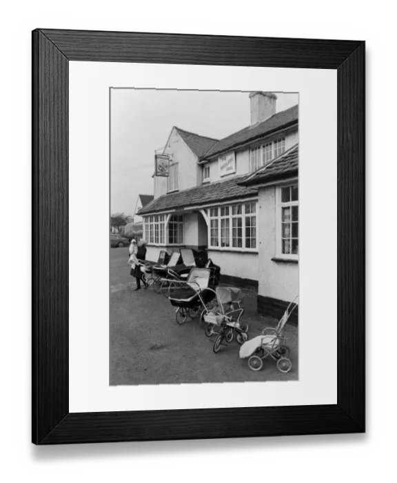 Framed Print : Baby Clinic at the Bricklayers Arms Public House, Thornton, Leicestershire Framed Print : Baby Clinic at the Bricklayers Arms Public House, Thornton, Leicestershire