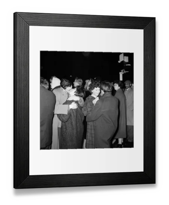 Framed Print : Scenes in Trafalgar Square Fountain as the New Year comes in Framed Print : Scenes in Trafalgar Square Fountain as the New Year comes in