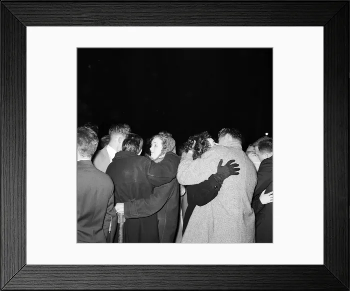 Framed Print : Scenes in Trafalgar Square Fountain as the New Year comes in Framed Print : Scenes in Trafalgar Square Fountain as the New Year comes in