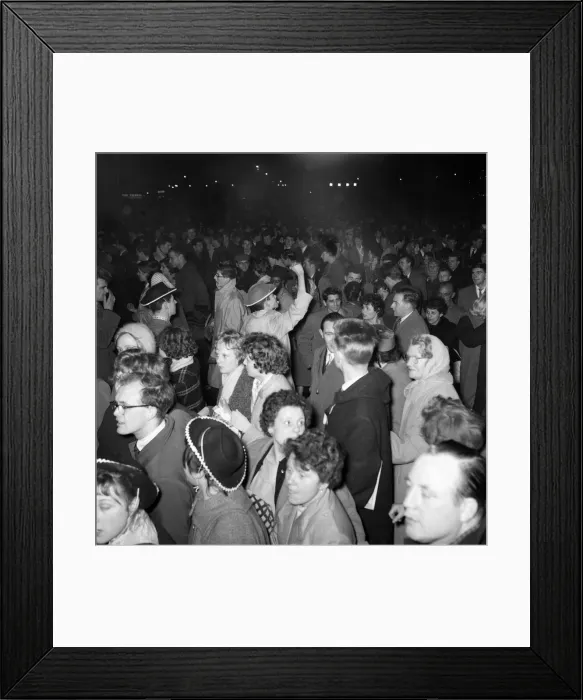 Framed Print : Scenes in Trafalgar Square Fountain as the New Year comes in Framed Print : Scenes in Trafalgar Square Fountain as the New Year comes in