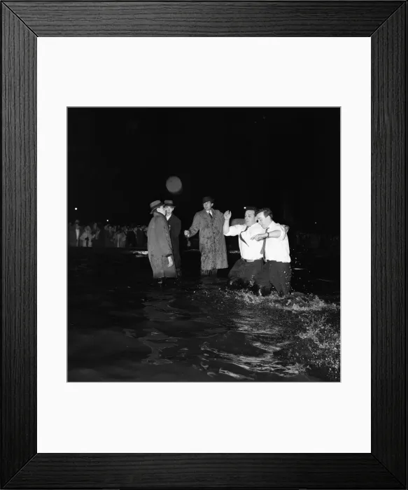 Framed Print : Scenes in Trafalgar Square Fountain as the New Year comes in