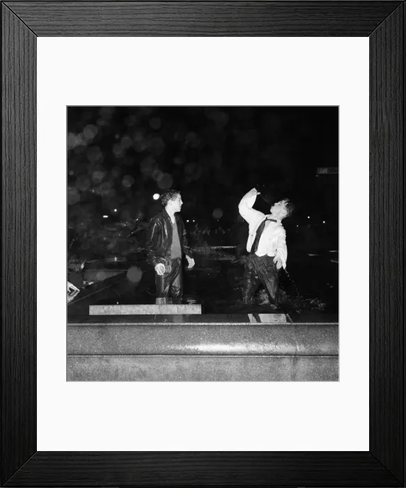 Framed Print : Scenes in Trafalgar Square Fountain as the New Year comes in