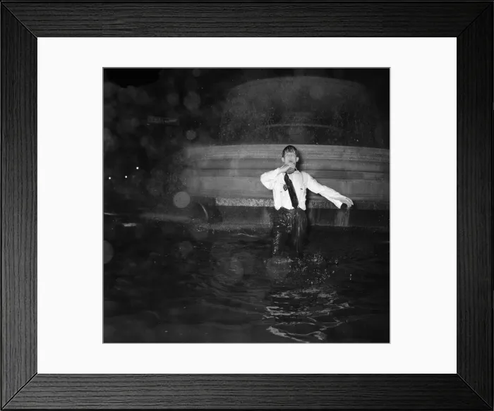 Framed Print : Scenes in Trafalgar Square Fountain as the New Year comes in Framed Print : Scenes in Trafalgar Square Fountain as the New Year comes in