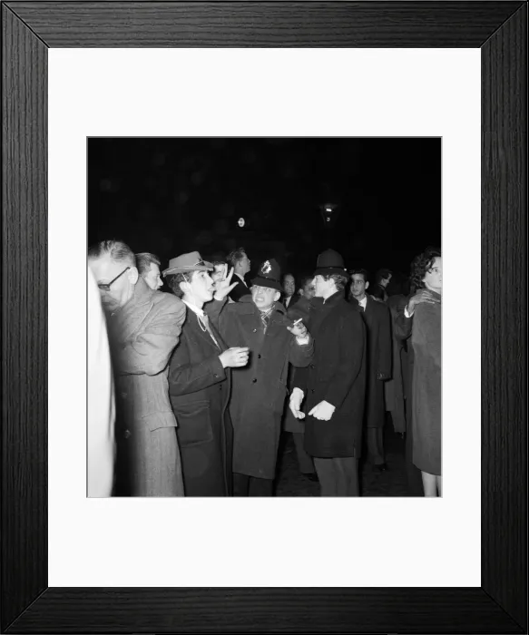 Framed Print : Scenes in Trafalgar Square Fountain as the New Year comes in Framed Print : Scenes in Trafalgar Square Fountain as the New Year comes in