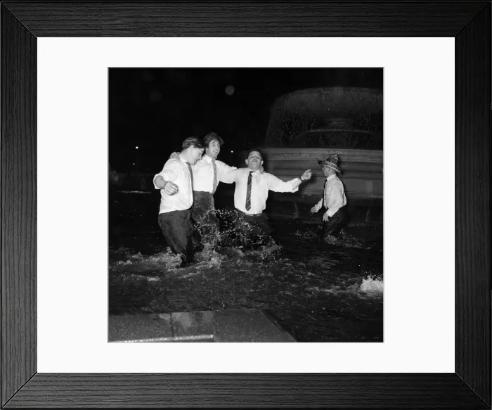 Framed Print : Scenes in Trafalgar Square Fountain as the New Year comes in Framed Print : Scenes in Trafalgar Square Fountain as the New Year comes in