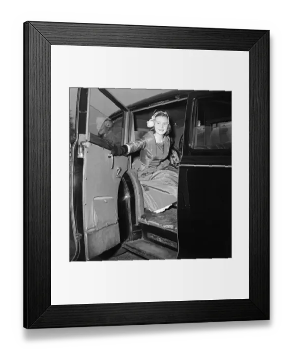 Framed Print : Debutantes at Buckingham Palace, queue to see Queen Elizabeth II