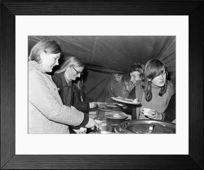 Framed Print : Pupils from the Blue Coat Church of England School, Coventry, on an outdoor expedition Framed Print : Pupils from the Blue Coat Church of England School, Coventry, on an outdoor expedition