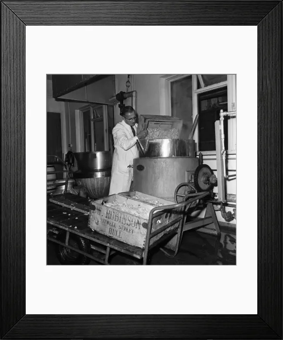 Framed Print : Scenes inside Robinsons Tripe factory in Hull. Tripe going into the cooker for