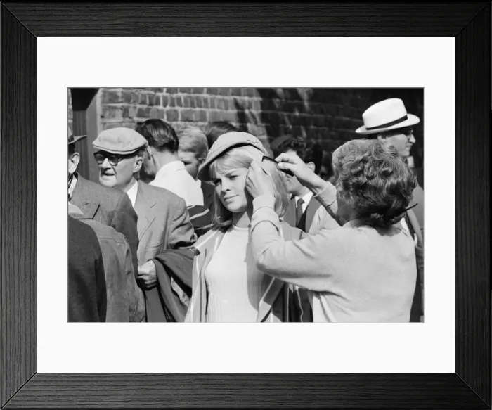 Framed Print : Julie Christie, actor, pictured on the set of the film Darling Framed Print : Julie Christie, actor, pictured on the set of the film Darling
