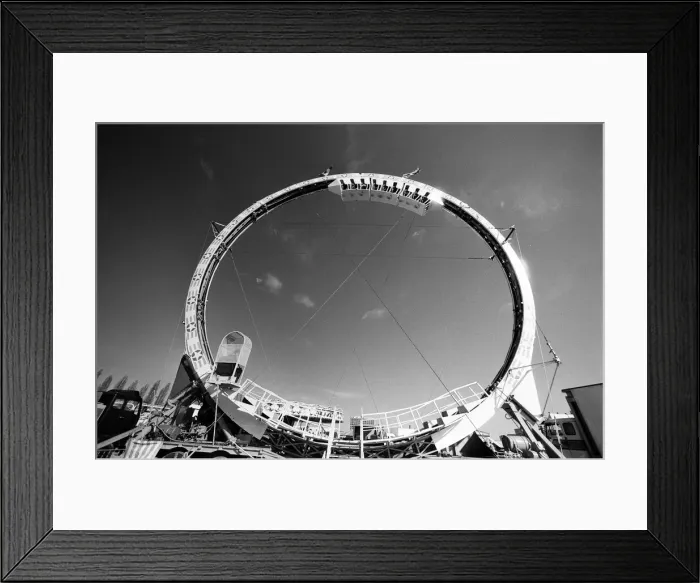 Framed Print : Britains first Super-Loop can be seen at Hayes fairground, Middlesex Framed Print : Britains first Super-Loop can be seen at Hayes fairground, Middlesex
