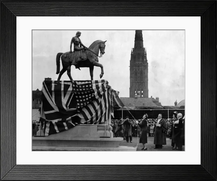 Framed Print : The wife of US Ambassador Lewis Douglas unveils the statue of Lady Godiva in Broadgate